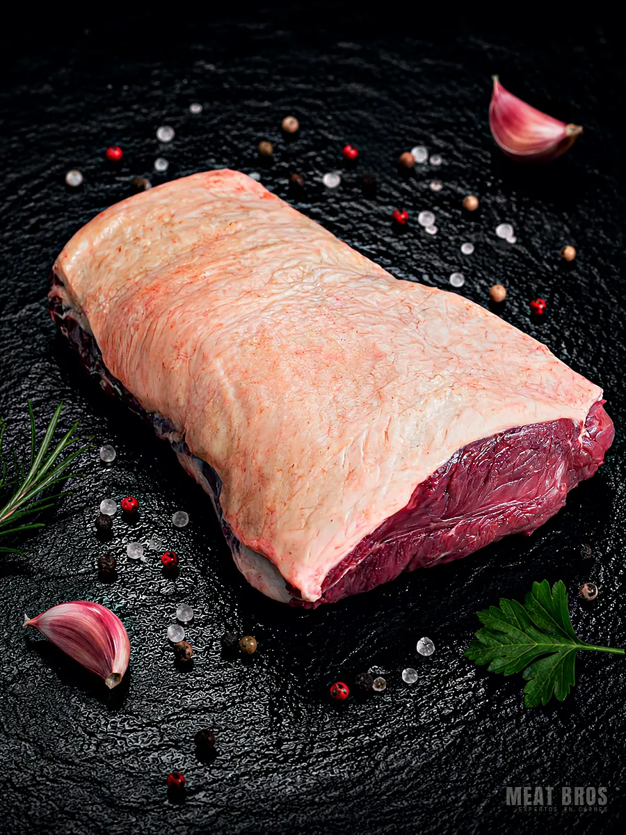 Pieza de chata de res (bife angosto) con su capa de grasa pareja