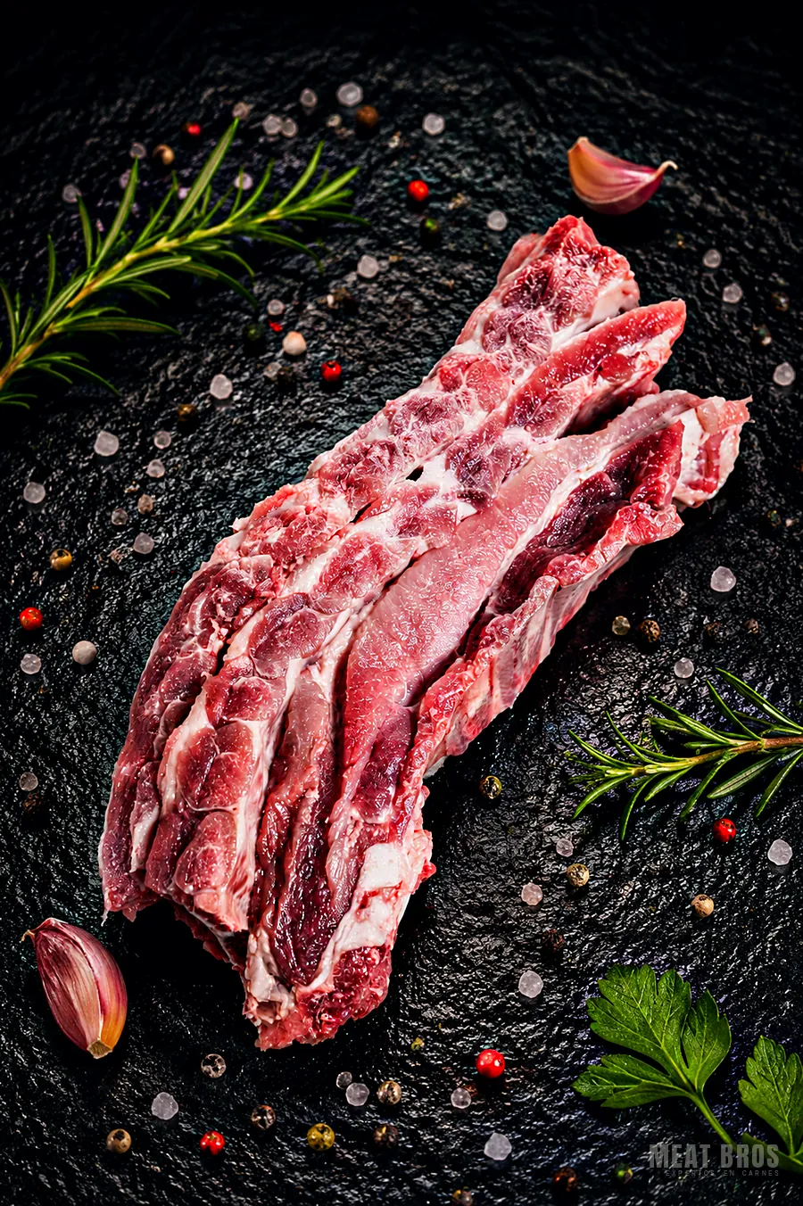 Costilla de cerdo carnuda en tira, con romero y ajo