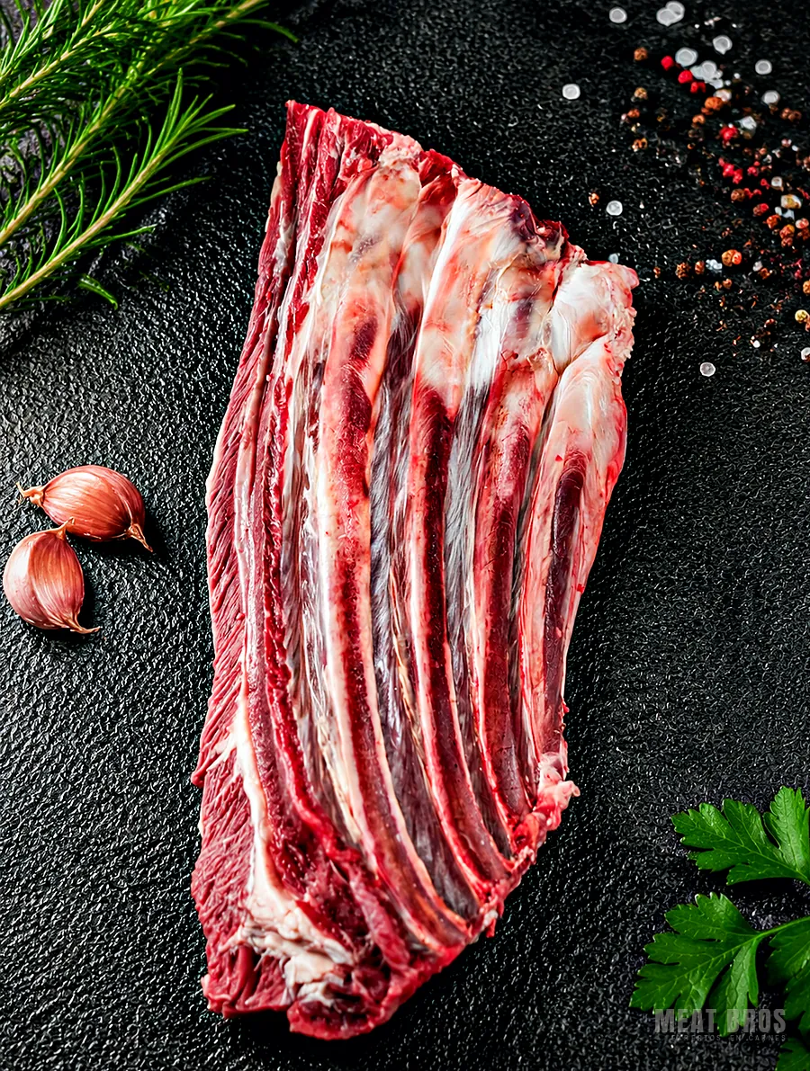 Costillar de res ancho con los huesos marcados