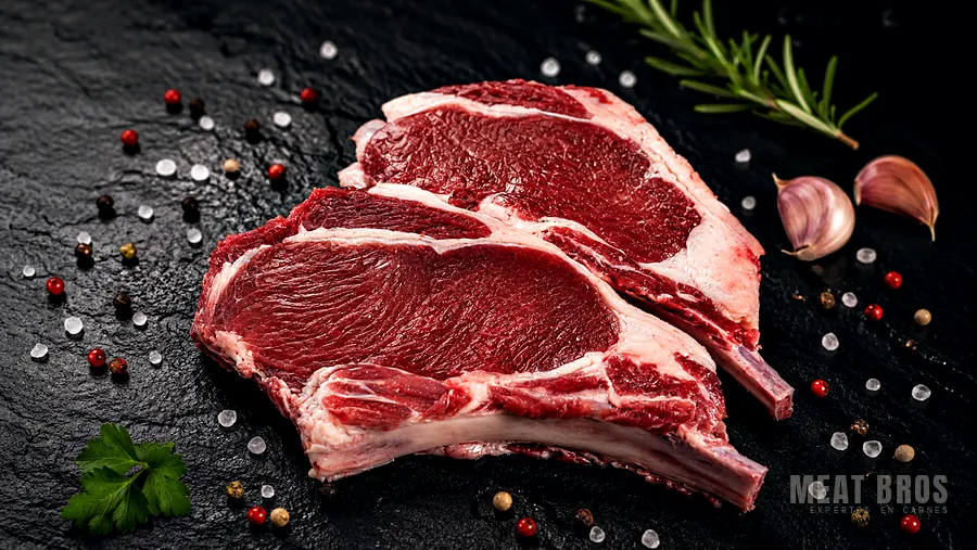 Dos cortes cowboy de res, rib eye con hueso corto, sobre piedra negra