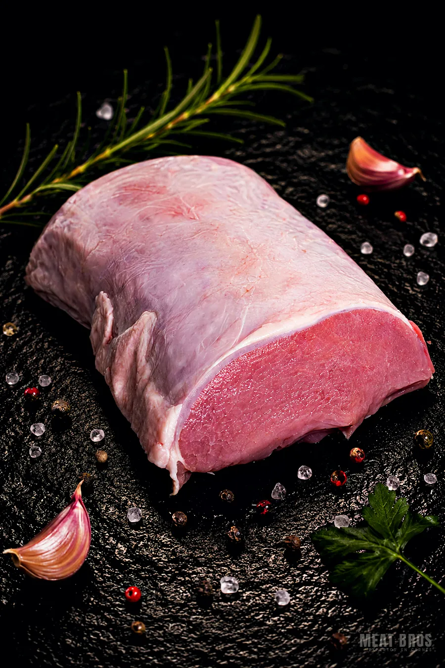 Lomo de cerdo en pieza, rosado y con capa fina de grasa