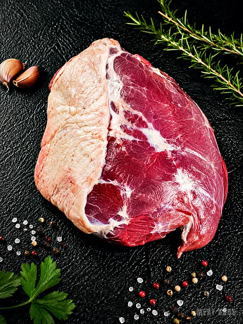 Pieza de res con media capa de grasa y carne roja marmoleada
