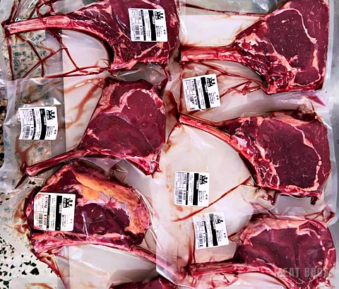 Tomahawk de res empacados al vacío, cada uno con su etiqueta de peso y fecha